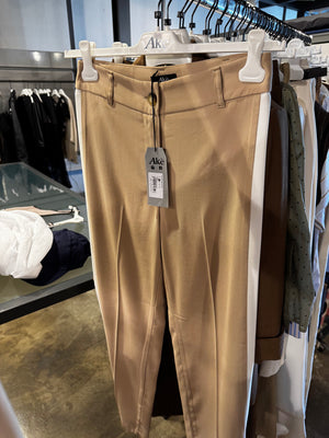 Pantalone Akè