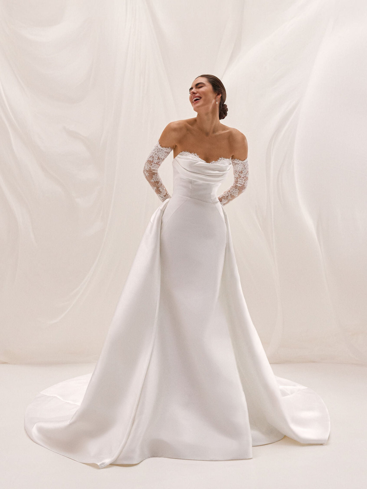 con sopragonna e maniche staccabili ARADITE/HQ1 PR127 665 Pronovias 