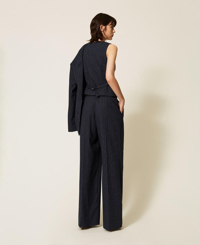  262AP2361 13687 Twinset actitude 