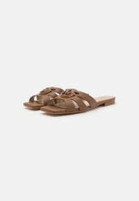 Eleganti sandali da donna in morbida nappa con suola leggera e tacco piatto, qualità alta e vestibilità comoda.